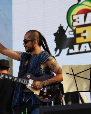 Live concert by Leon & The Peoples